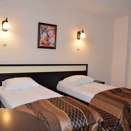 Hotel Vila Gardenia Oradea Exterior foto